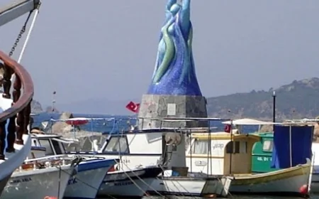 Bodrum’un 25 yıllık Ege Heykeli’nin 7 yıllık sürgünü bitti, yerine geri döndü