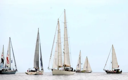 The Bodrum Cup’da yelkenler rüzgarsız kaldı, Denizciler saatlerce rüzgar bekledi, beklenen rüzgar gelmedi, yarışmaların bugünkü etabı iptal edildi
