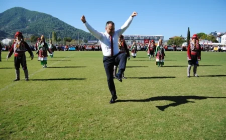 Cumhuriyet Bayramı kutlamalarında Kaymakam'dan Zeybek oyunu