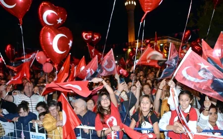 Bodrum’da binlerce kişi fener alayına katıldı. BODRUM KIRMIZI BEYAZ