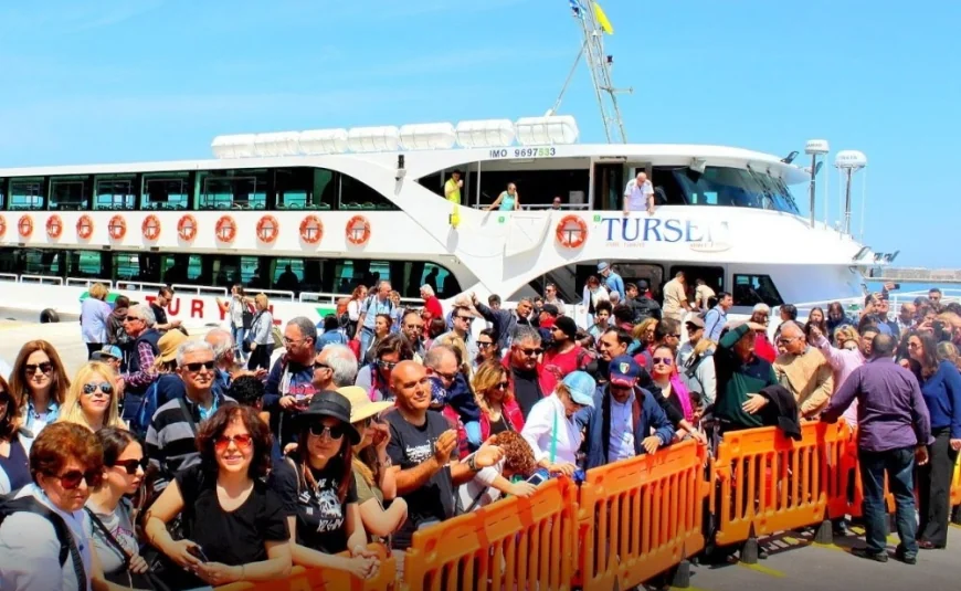 Türk turistler komşu adayı ihya etti, 100 bin Türk turist adayı ziyaret etti