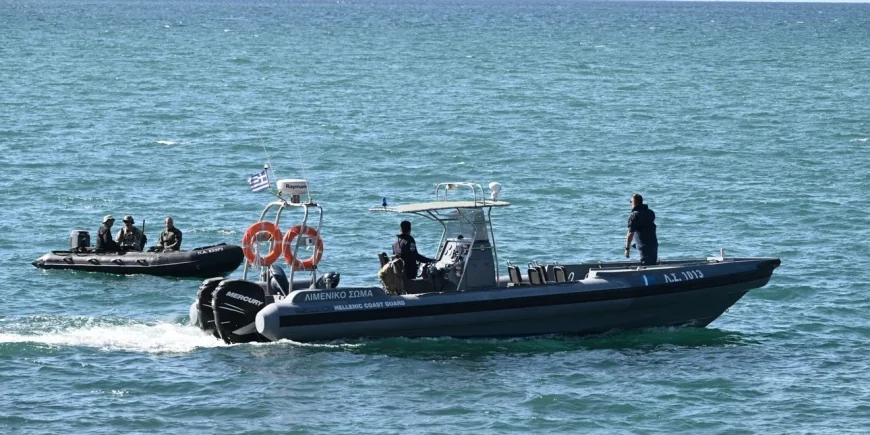 Fethiye açıklarında göçmenlerin bulunduğu lastik bot battı