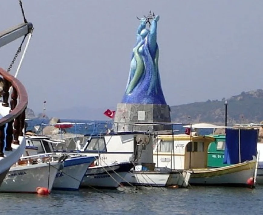 Bodrum’un 25 yıllık Ege Heykeli’nin 7 yıllık sürgünü bitti, yerine geri döndü