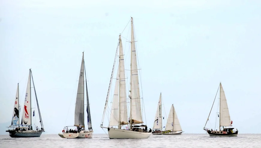 The Bodrum Cup’da yelkenler rüzgarsız kaldı, Denizciler saatlerce rüzgar bekledi, beklenen rüzgar gelmedi, yarışmaların bugünkü etabı iptal edildi