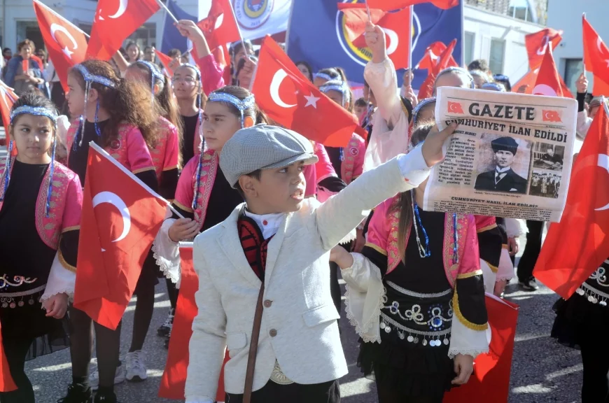 Bodrum’da Cumhuriyet Bayramı coşkusu “Yazıyor yazıyor Cumhuriyet’in ilanını yazıyor”
