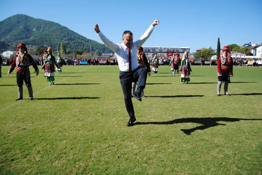 Cumhuriyet Bayramı kutlamalarında Kaymakam'dan Zeybek oyunu