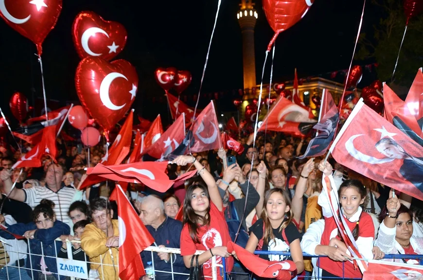 Bodrum’da binlerce kişi fener alayına katıldı. BODRUM KIRMIZI BEYAZ