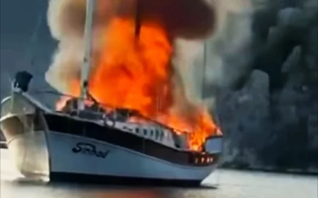 Kekova’da ahşap gulet yat yandı