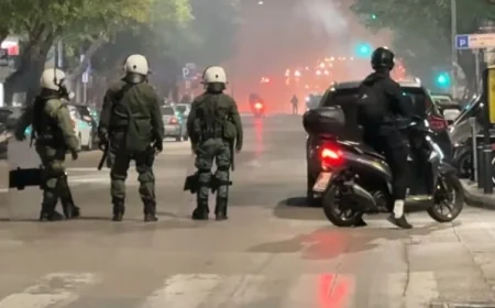 Yine azdılar...Türk konsolosluğu önünde nöbet tutan polislere molotof ile saldırdılar