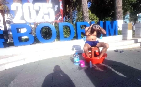    Yıl 2025 BODRUM ŞAKA DEĞİL,….  Susuzluğu protesto için belediye meydanında soyundu leğende yıkandı