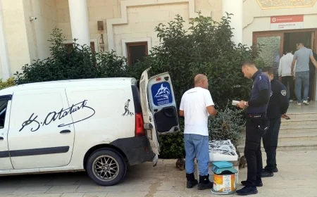 Cenaze törenin yapıldığı caminin kapısına arabayı çekip balık satışı yaptı, camiye gelenler şok oldu