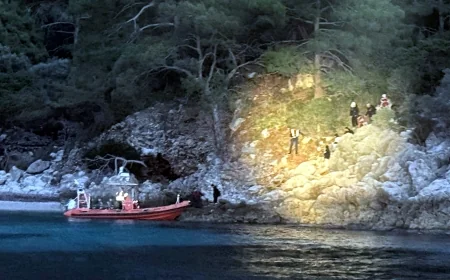 Issız koyda kaderlerine terk edilen 15’i çocuk 36 göçmen kurtarıldı