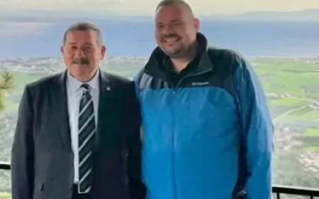 MİLAS’TAKİ ŞEHİT CENAZESİNDEN SONRA  BABA OĞUL GÜLEREK POZ VERMİŞLERDİ, BERKAY TOPUZ’DAN AÇIKLAMA GELDİ “ÖZÜR DİLERİM”