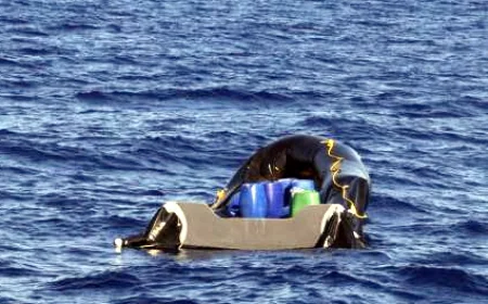 Akdeniz’de göçmen botu battı , göçmenleri kuruyük gemisi kurtardı iki göçmen öldü