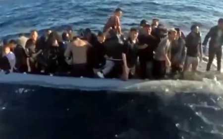 Lastik bot battı 41 göçmen kurtarıldı