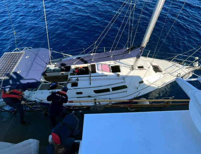 Güneş enerjili yelkenli tekne ile umuda yolculuk sahil güvenliğe takıldı