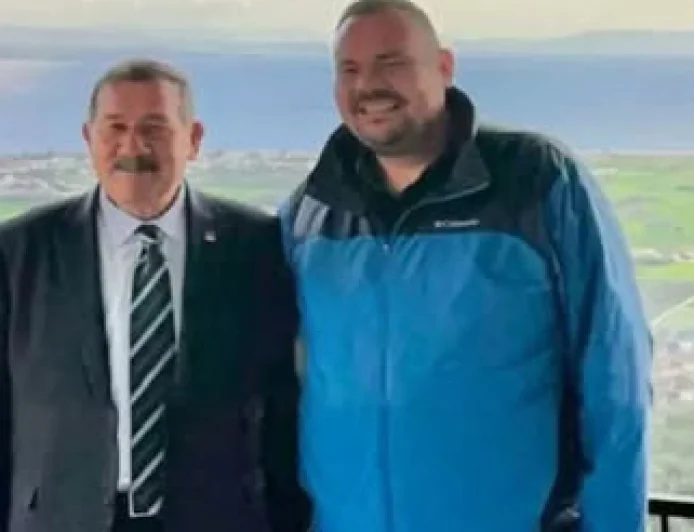 MİLAS’TAKİ ŞEHİT CENAZESİNDEN SONRA  BABA OĞUL GÜLEREK POZ VERMİŞLERDİ, BERKAY TOPUZ’DAN AÇIKLAMA GELDİ “ÖZÜR DİLERİM”