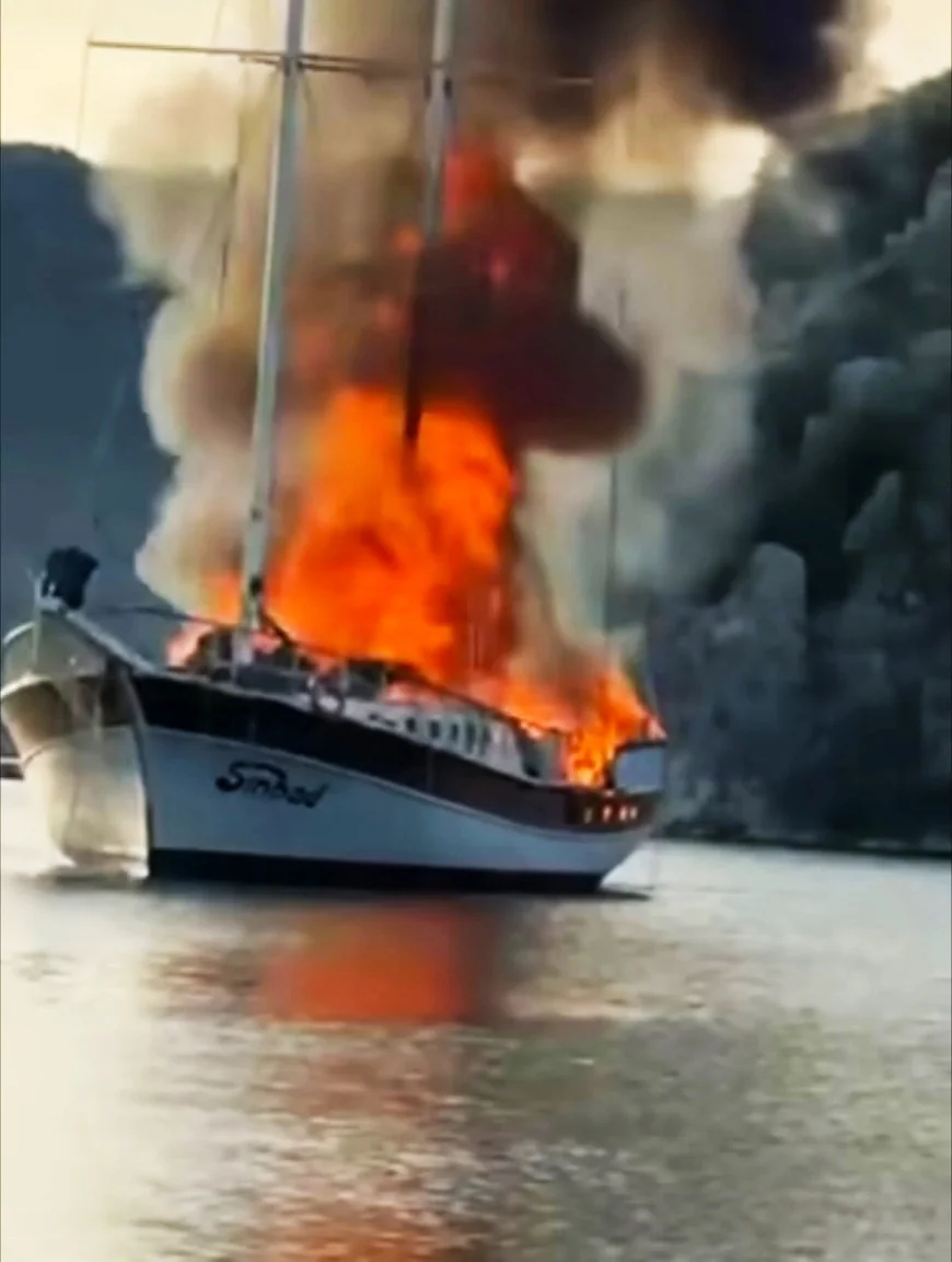 Kekova’da ahşap gulet yat yandı