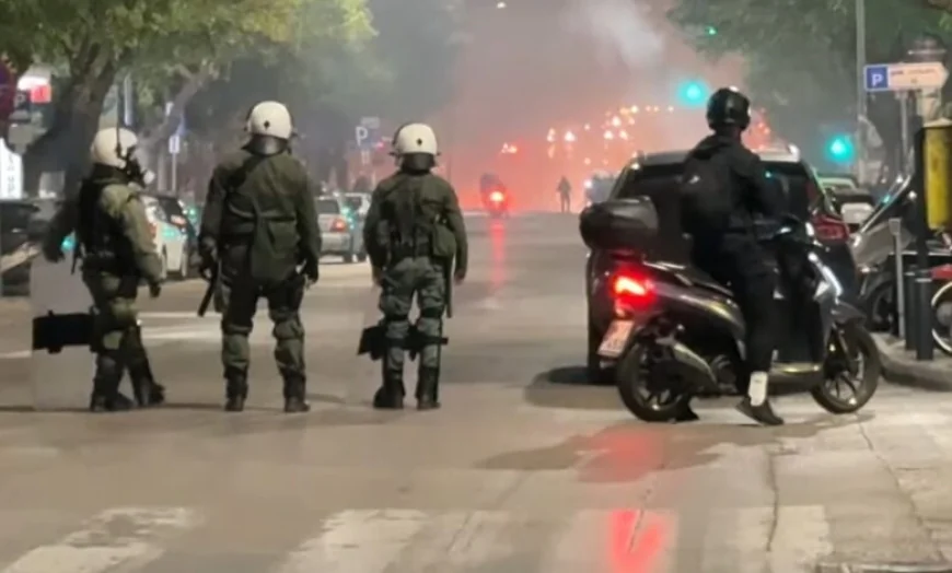 Yine azdılar...Türk konsolosluğu önünde nöbet tutan polislere molotof ile saldırdılar