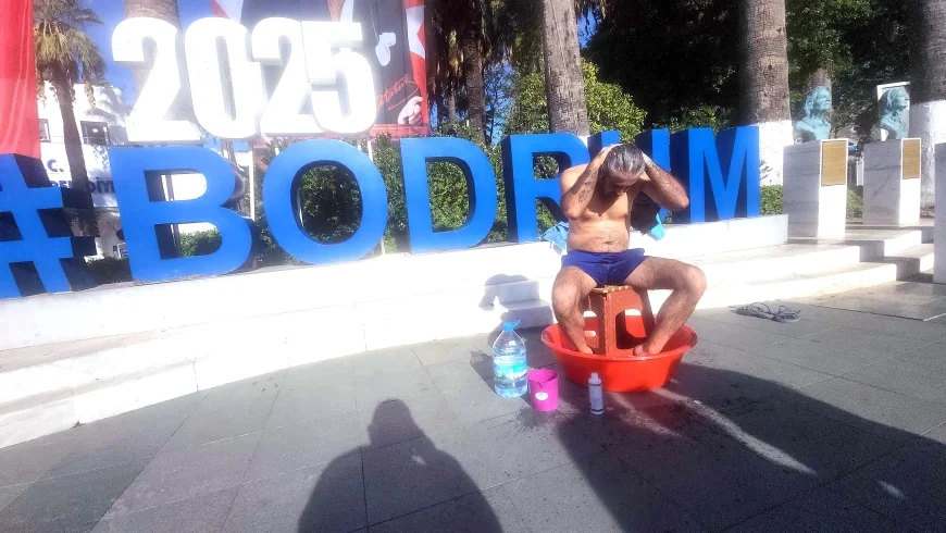    Yıl 2025 BODRUM ŞAKA DEĞİL,….  Susuzluğu protesto için belediye meydanında soyundu leğende yıkandı