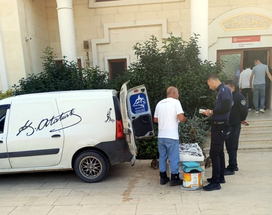 Cenaze törenin yapıldığı caminin kapısına arabayı çekip balık satışı yaptı, camiye gelenler şok oldu