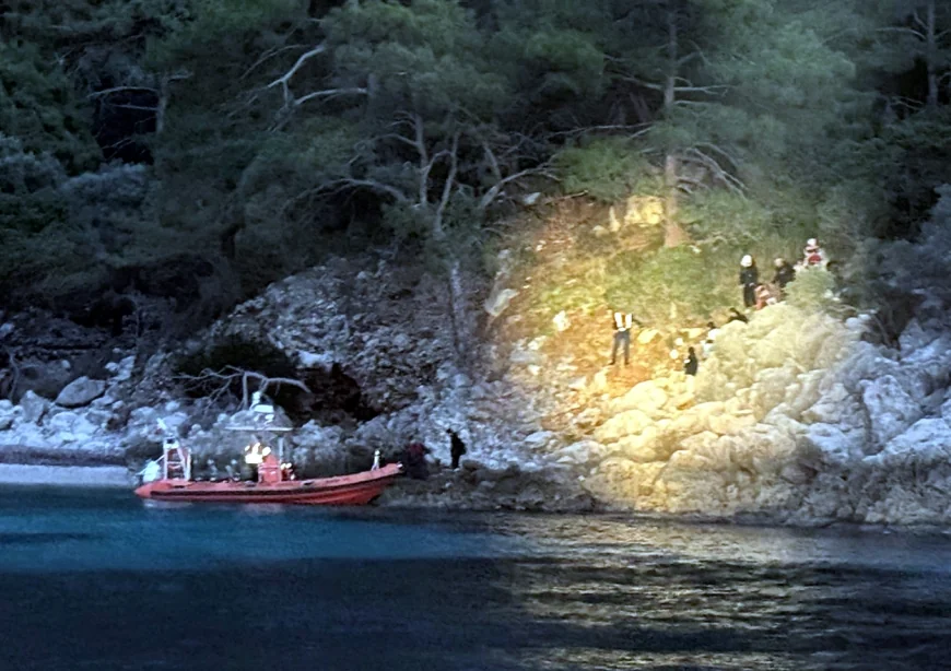 Issız koyda kaderlerine terk edilen 15’i çocuk 36 göçmen kurtarıldı