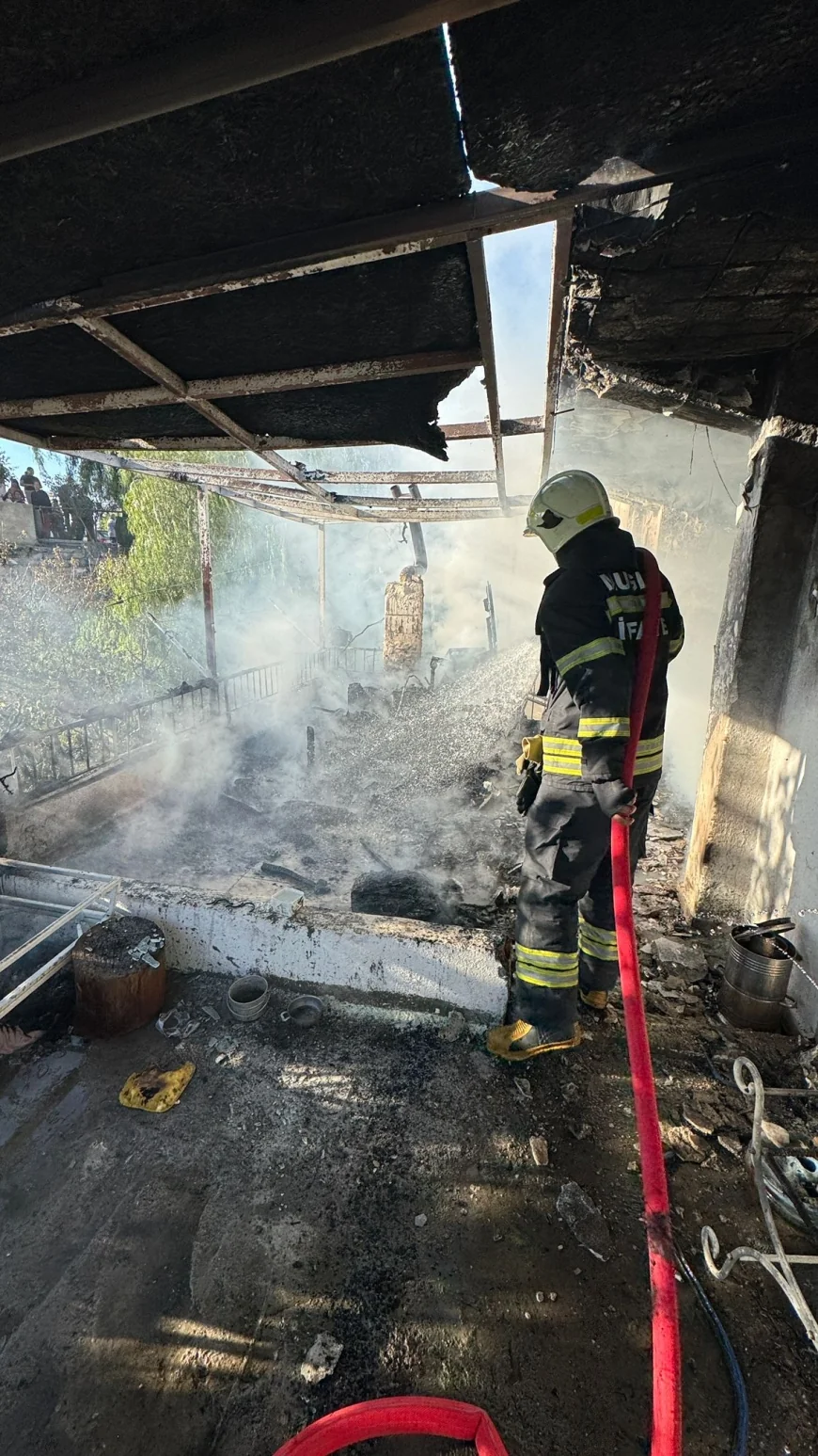 Balkonda çıkan yangın evi kül ediyordu