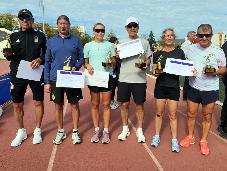 Bodrumlu atletler dün İzmir’de bugün Muğla’da Ata’ya  Saygı koşusunda 12 kupa kazandı
