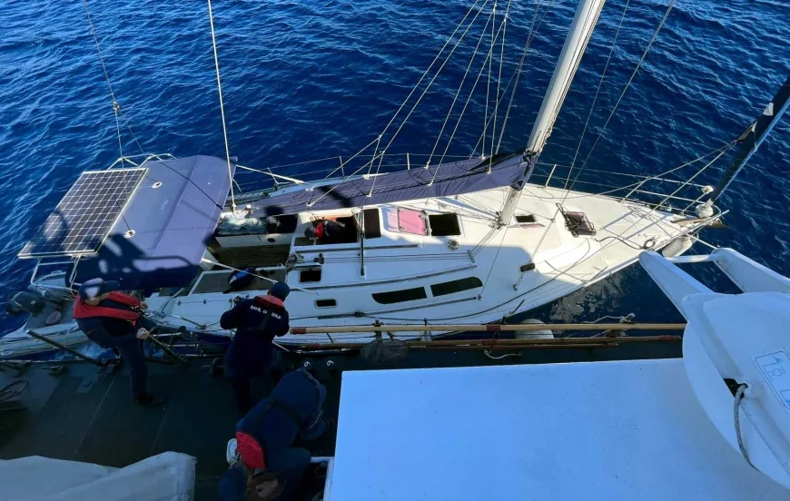 Güneş enerjili yelkenli tekne ile umuda yolculuk sahil güvenliğe takıldı