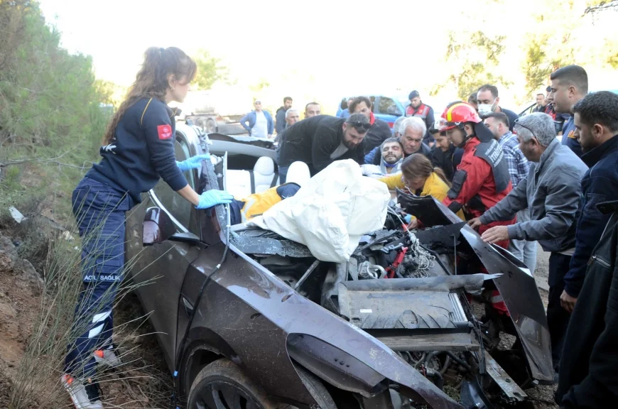 Torba Gölköy yolunda  otomobil ile hafriyat kamyonu kafa kafaya çarpıştı, sürücü hurda otomobilden böyle çıkarıldı