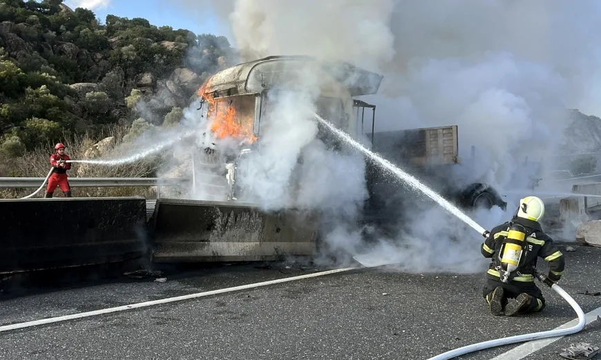 Karayolunda bariyerlere çarpan TIR yandı