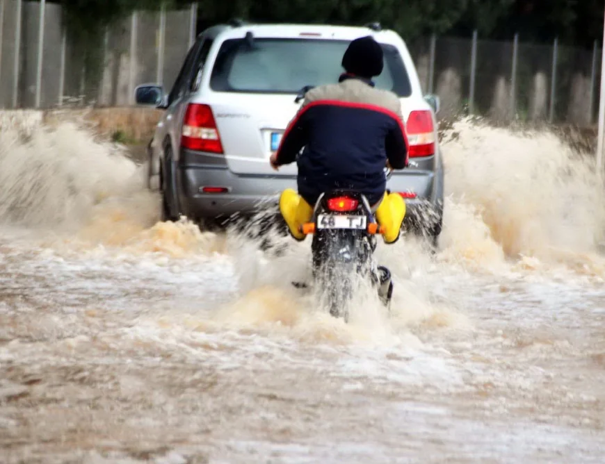 Meterolojinin yaptığı uyarı geldi, Bodrum sağanak ve fırtınaya teslim oldu