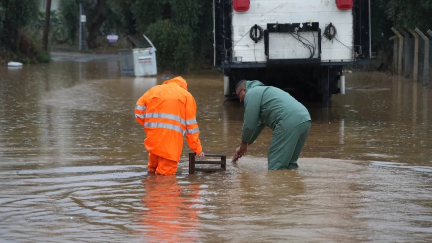 Belediye Ekipleri  Şiddetli Yağışa Karşı Sahada Yoğun Mesai Yapıyor