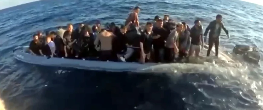 Lastik bot battı 41 göçmen kurtarıldı