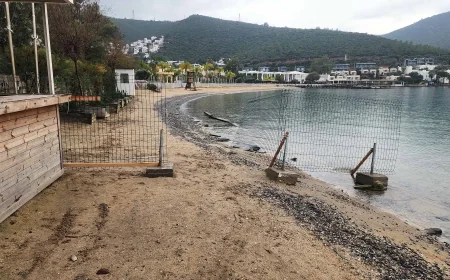 Torba’da Bakan’ın oteli denizin içine kadar tel çekti, tepki geldi