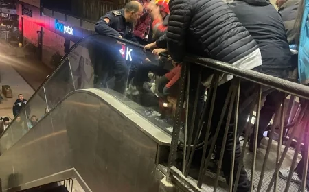 AVM’de doğum günü kutlaması kabusa döndü, çocuğun kolu yürüyen  merdivene sıkıştı