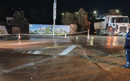 Torba'da  su isale hattı patladı cadde yarıldı