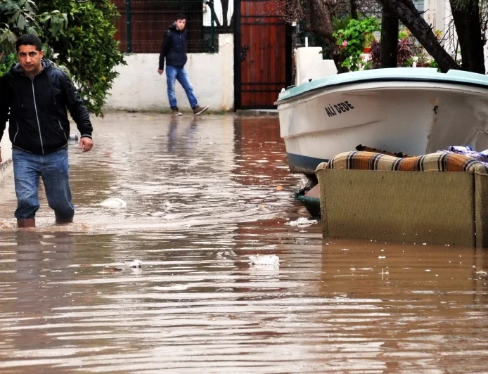 Bodrum’a 15 dakikalık yağış yetti