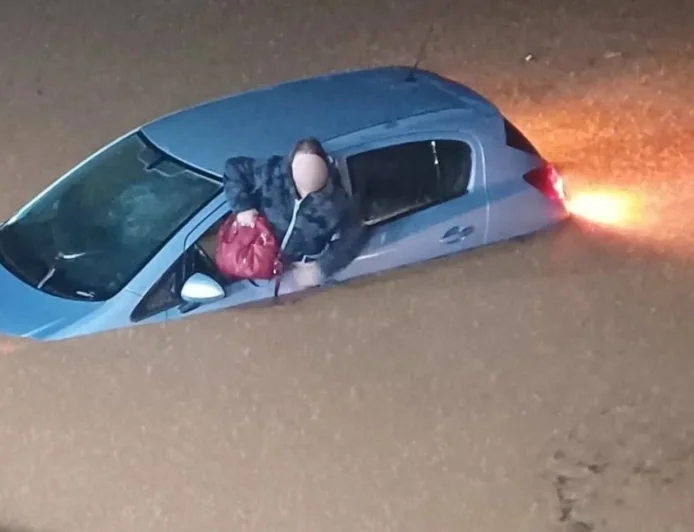 Susuzluk çeken Yunanistan Sular altında kaldı, mahsur kalanlar var