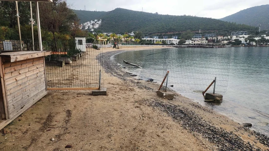 Torba’da Bakan’ın oteli denizin içine kadar tel çekti, tepki geldi