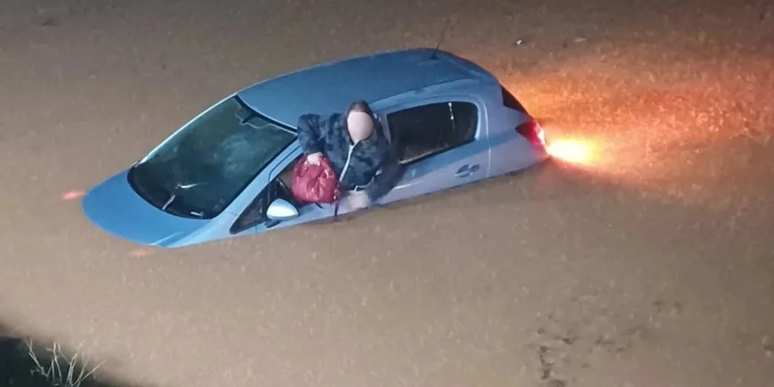 Susuzluk çeken Yunanistan Sular altında kaldı, mahsur kalanlar var