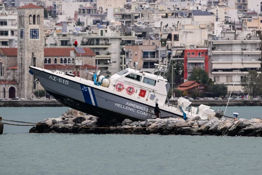 Yunan sahil güvenliği yolunu şaşırdı, görenler bir daha baktı