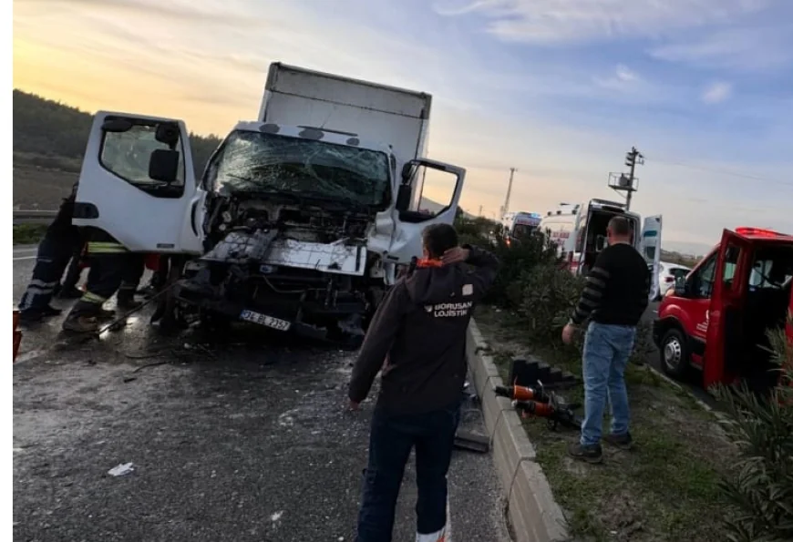 Bodrum Milas karayolunda kaza iki kişi araçta sıkıştı