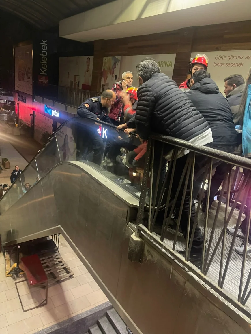 AVM’de doğum günü kutlaması kabusa döndü, çocuğun kolu yürüyen  merdivene sıkıştı