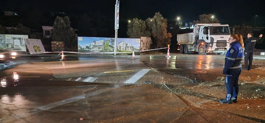 Torba'da  su isale hattı patladı cadde yarıldı