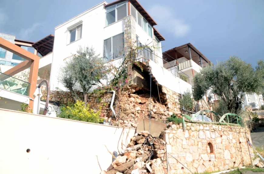 Bodrum’da sağanak yağış üç katlı binayı yıkılacak hale getirdi.istinat duvarı çöktü: Üç katlı bina boşaltıldı