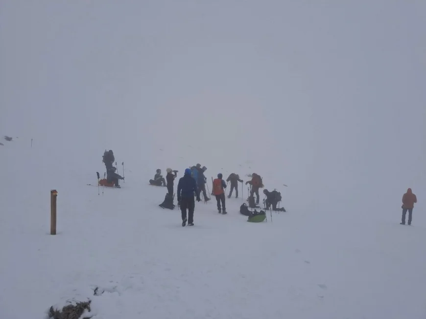 Dağcılar ve doğa yürüyüşçüleri çığ altında kaldı 4 yürüyüşçü öldü