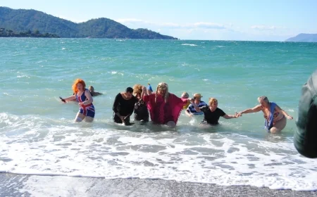 Çocuklara yardım amacıyla kostümlerle buz gibi havada denize girdiler