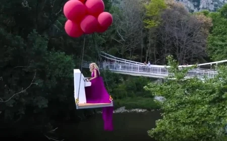 Uçan piyanistten yine muhteşem bir gösteri, 800 yıllık kulede konser verdi