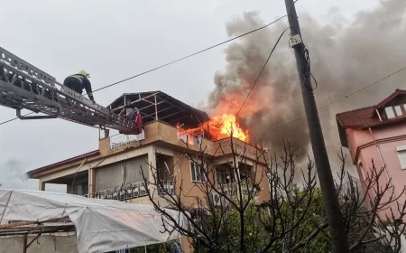 Yanan evde can pazarı yaşandı